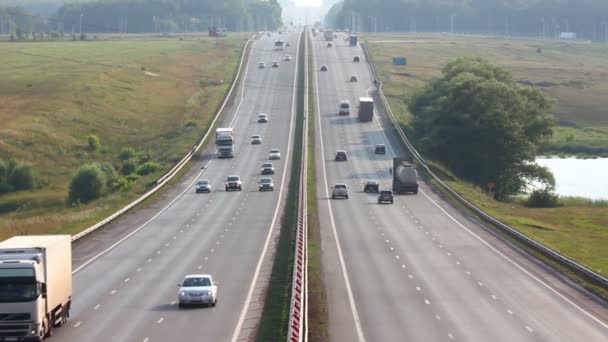 Автомобили, путешествующие по шоссе — стоковое видео